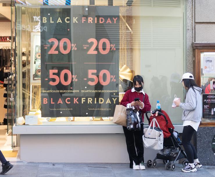 Un escaparate avisa dos descontos durante Black Friday