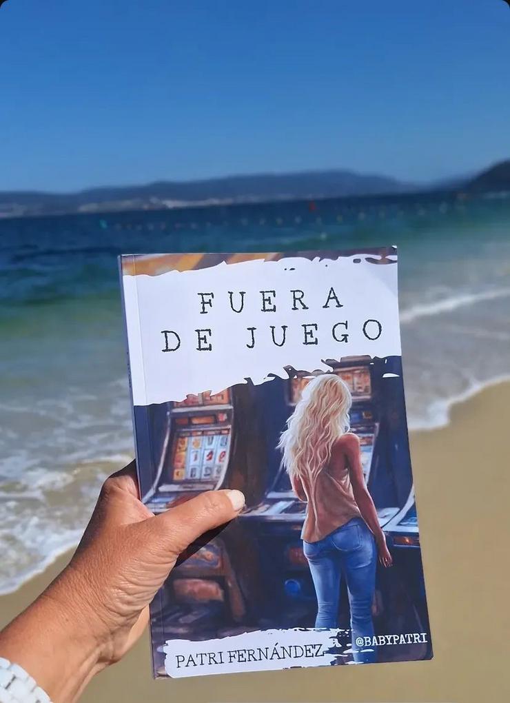 Patricia Fernández co seu libro 'Fuera de juego' 