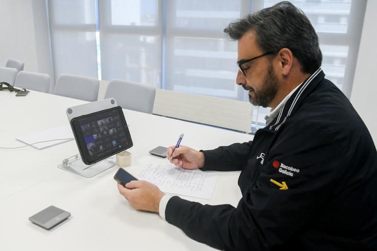 O conselleiro de Presidencia, Xustiza e Deportes, Diego Calvo, en reunión por videoconferencia para coordinar o envío de dispositivos de emerxencias a Valencia 