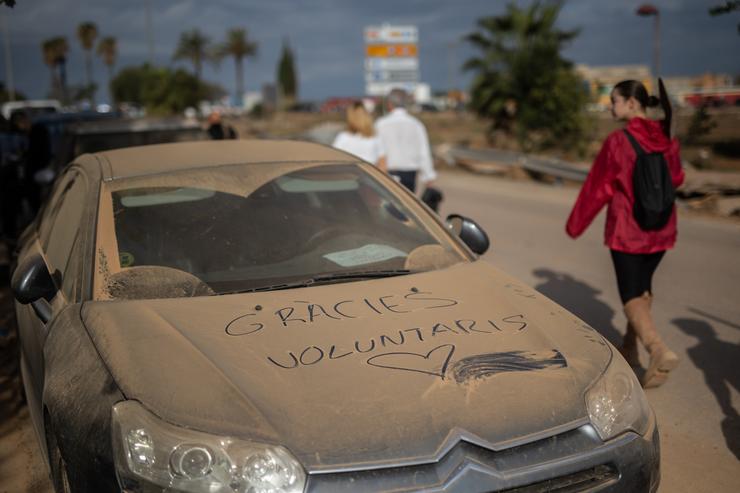 Mensaxe nun coche aos vluntarios que axudan nos estragos pola DANA.. Alejandro Martínez Vélez - Europa Press 