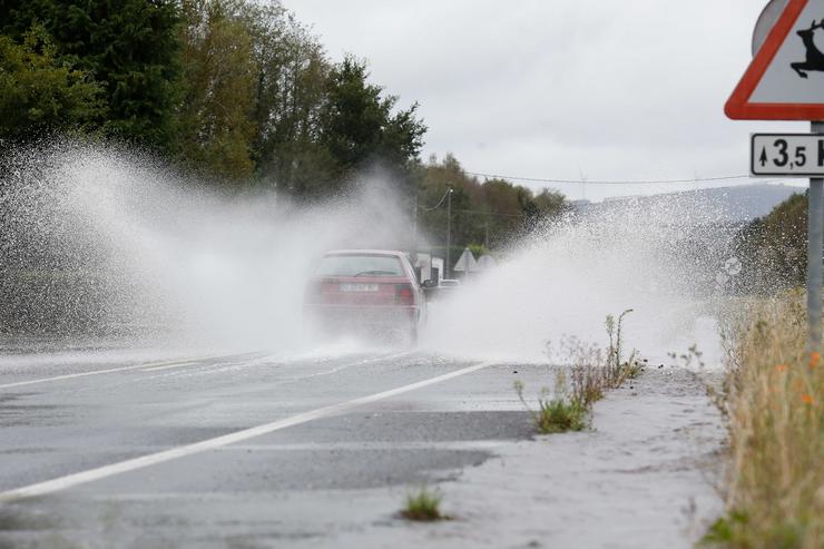 Un coche circula por unha estrada alagada polo desbordamento do río Anllo, a 9 de outubro de 2024, en Ou Santo, Vilalba, Lugo, Galicia (España). A Axencia Estatal de Meteoroloxía (AEMET) puxo a Galicia en alerta laranxa pola borrasca Kirk, que. Carlos Castro - Europa Press 