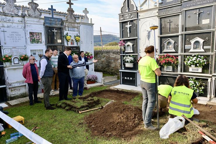 O secretario xeral do PSdeG, José Ramón Gómez Besteiro visita o cemiterio de Santa María de Ou Val, en Narón (A Coruña). PSDEG 