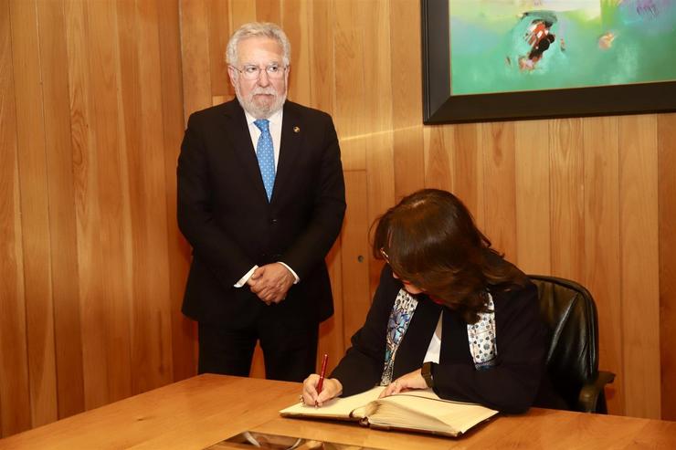 A embaixadora de Tunes en España, Fátima Omrani, firma no libro de honra do Parlamento de Galicia en presenza do seu presidente, Miguel Anxo Santalices. PARLAMENTO DE GALICIA 