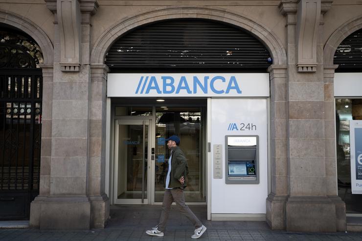 Arquivo - Fachada do banco Abanca, a 4 de outubro de 2024, en Barcelona, Catalunya (España). A banca española logrou unha rendibilidade do 13,8% no segundo trimestre do ano, case un 1% máis que no primeiro, que alcanzou o 12,28%, e a cifra máis. David Zorrakino - Europa Press - Arquivo 