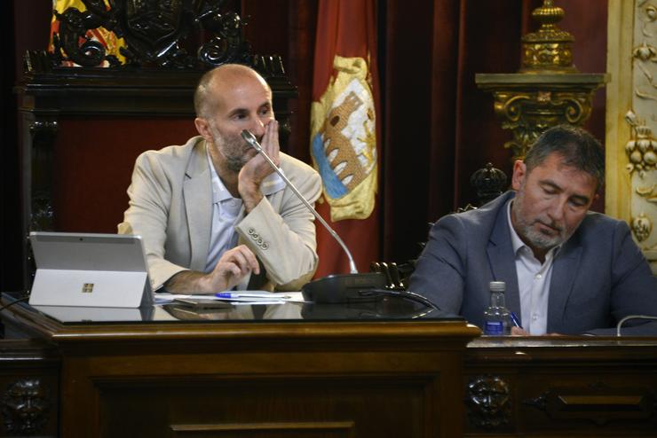 O alcalde de Ourense, Gonzalo Pérez Jácome(i),durante unha concentración contra el, fronte ao Concello de Ourense, a 6 de novembro de 2024, en Ourense, Galicia (España). Tras a primeira folga contra Jácome, outra se produciu debido ao mandato sempre. Rosa Veiga - Europa Press 