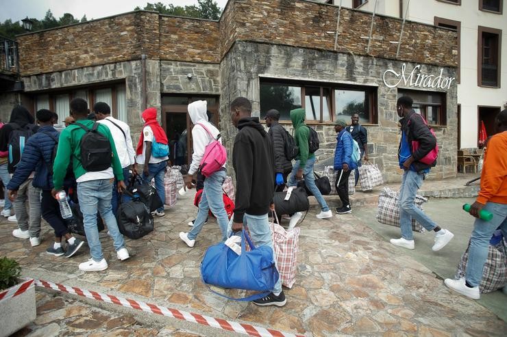 Varios migrantes á súa chegada ao hotel, a 9 de setembro de 2024, en Ribeira de Piquín 