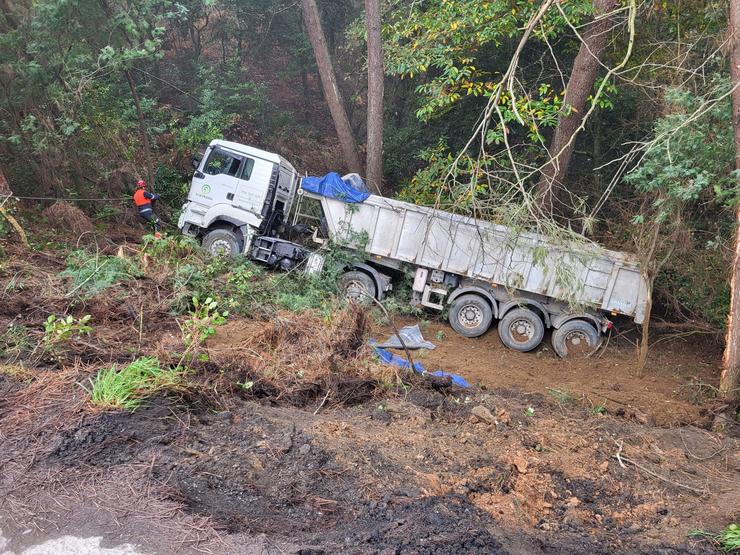 Un camión acaba no fondo dun terraplén tras saírse da vía en Toén 