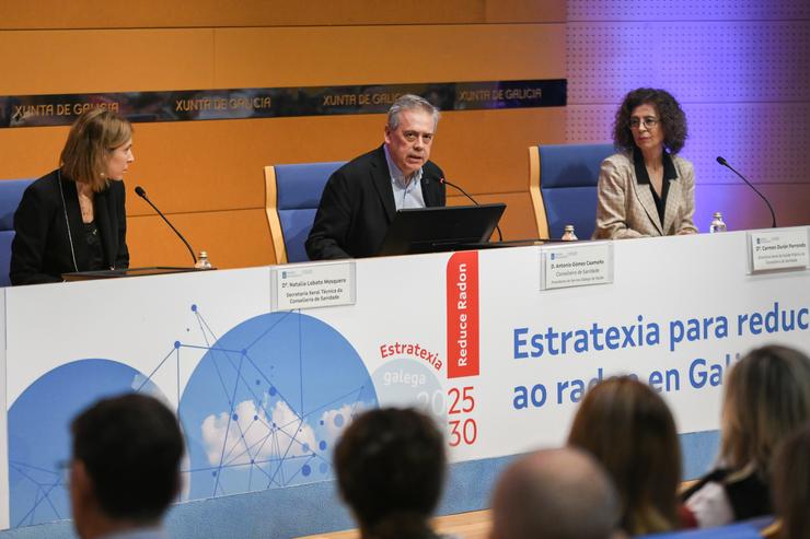 O conselleiro de Sanidade, Antonio Gómez Caamaño, participa na presentación da Estratexia Galega 'Reduce Radón', en Santiago. MONICA ARCAY CARRO 