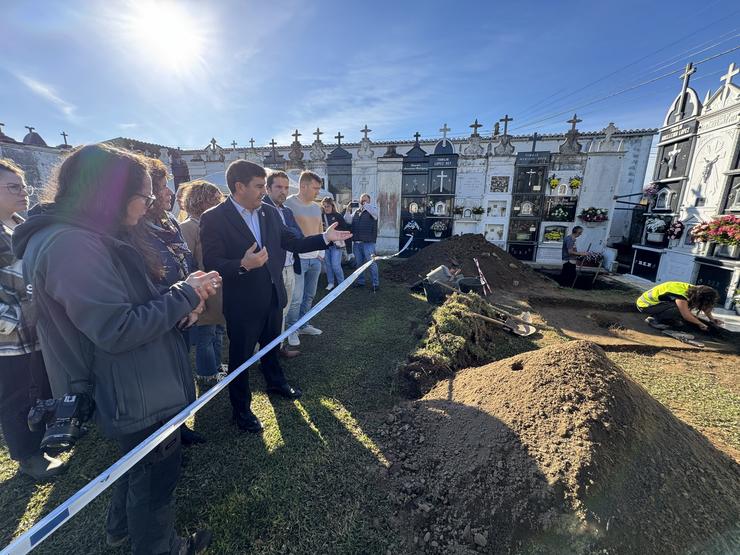 O delegado do Goberno en Galicia, Pedro Branco, visita os traballos que se realizan no Cemiterio de Ou Val de Narón para atopar a vítimas do franquismo. DELEGACIÓN DO GOBERNO 