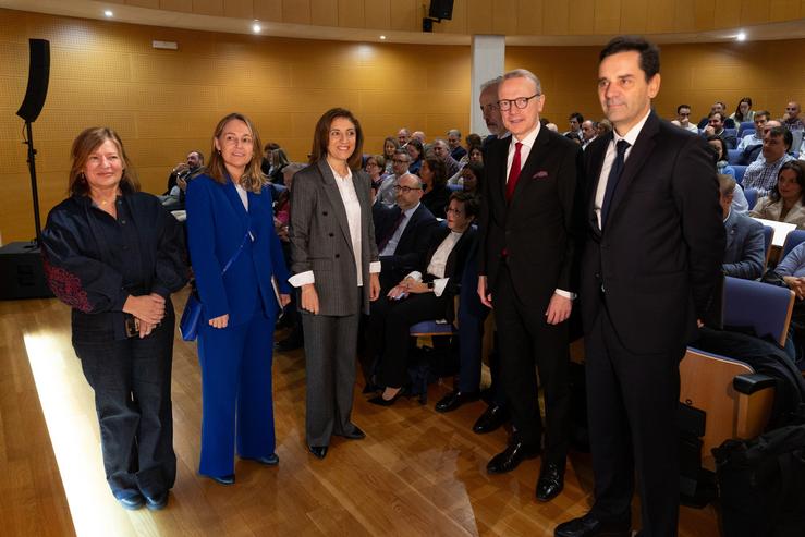 A conselleira de Medio Ambiente e Cambio Climático, Anxos Vázquez, xunto a José Luís Branco, presidente da Asociación Eólica Europea, e Giles Dickson, CEO de WindEurope na inauguración dun foro técnico sobre o sector eólico.. XUNTA / Europa Press