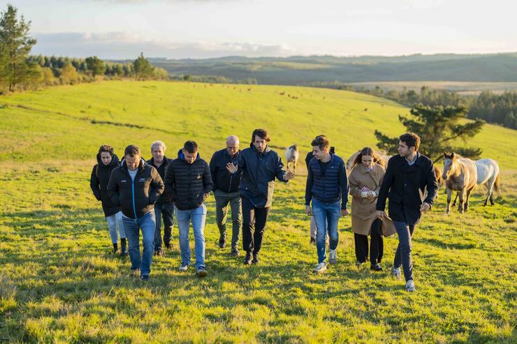 O eurodeputado do PP Adrián Vázquez e o coordinador de Medio Rural do PPdeG, Avelino Souto, visitan en Vilalba a Leira Enxebreza. ÍÑIGO ROLÁN 