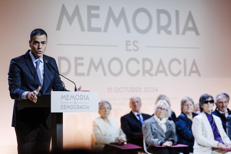 O presidente do Goberno, Pedro Sánchez, preside o acto con motivo da celebración do ?Día de Recordo e Homenaxe a todas as vítimas do golpe militar, a Guerra e a Ditadura?, no Auditorio Nacional de Música, a 10 de decembro de 2024, en Ma. Carlos Luján - Europa Press 