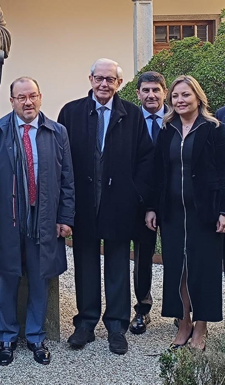 O expresidente da Xunta Emilio Pérez Touriño nun acto este mércores en Santiago jutno ao reitor da USC, Antonio López, o delegado do Goberno en Galicia, Pedro Branco, e a economista María Cadaval 