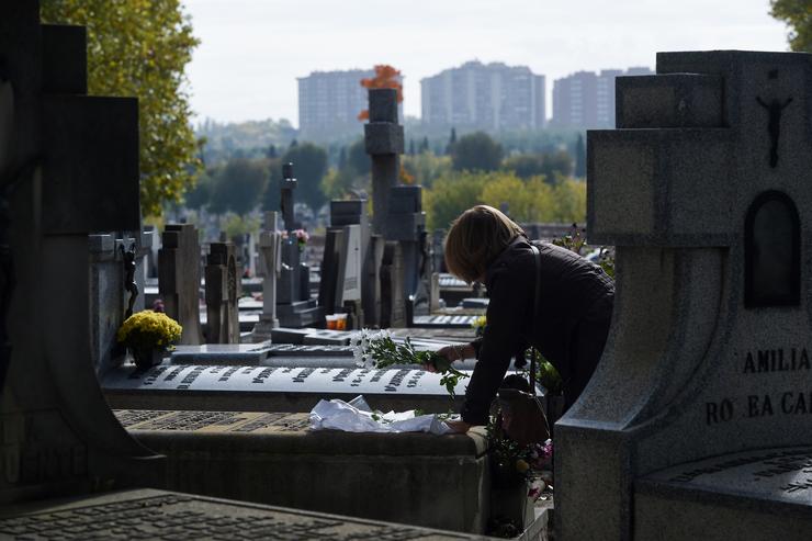 Arquivo - Unha muller leva flores a un ser querido, no Cemiterio da Almudena, a 1 de novembro de 2024, en Madrid (España). Este ano, os cemiterios de Madrid ampliaron o seu horario e reforzaron o seu servizo de limpeza, xardinaría e vixilancia. Gustavo Valente - Europa Press - Arquivo / Europa Press