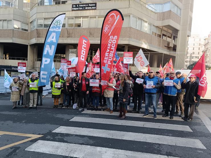 Concentración de funcionarios ante a sede de Muface na Coruña para pedir o mantemento do sistema.. SINDICATOS 