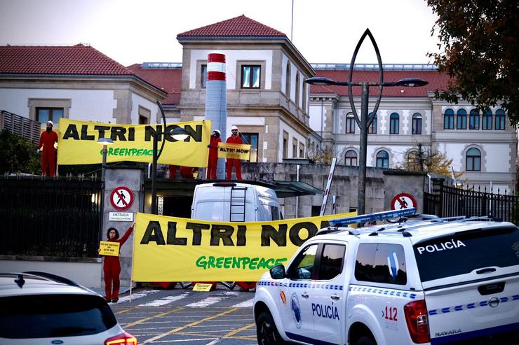 Protesta de activistas de Greenpeace contra Altri ante a sede da Xunta en San Caetano, Santiago de Compostela.. GREENPEACE/PEDRO ARMESTRE / Europa Press