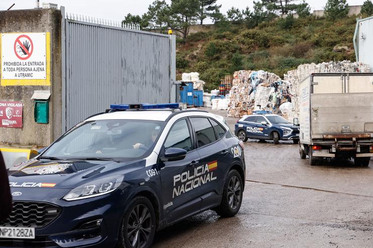 Varios coches da Policía Nacional no lugar onde se achou un cadáver nun colector de cartón. M. Dylan - Europa Press / Europa Press