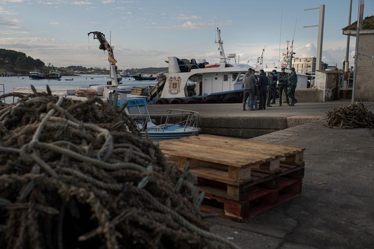 Efectivos da Garda Civil no lugar onde se afundiu un barco bateeiro, a 12 de decembro de 2024, no Grove / Elena Fernández