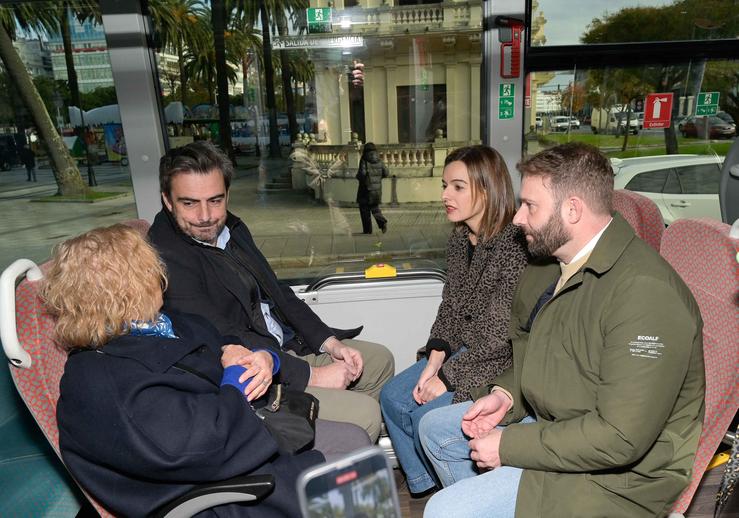 O conselleiro de Presidencia, Xustiza e Deportes, Diego Calvo, nun autobús da rede de transportes galega / XUNTA DE GALICIA