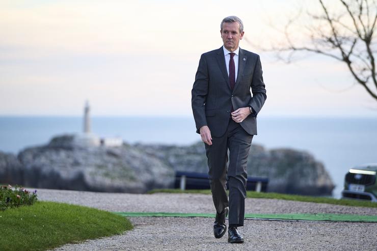 O presidente da Xunta de Galicia, Alfonso Rueda, á súa chegada á XXVII Conferencia de Presidentes, no Palacio da Magdalena, a 13 de decembro de 2024, en Santander 