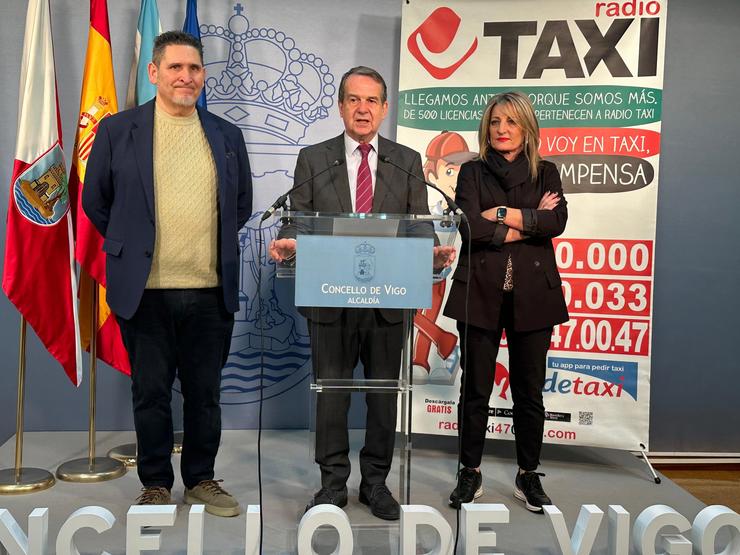 Presentación da iniciativa de taxi solidario para que os maiores da cidade poidan percorrer as rúas e contemplar a iluminación do Nadal / CONCELLO DE VIGO