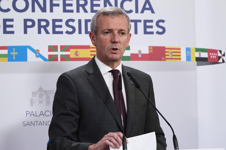 O presidente da Xunta de Galicia, Alfonso Rueda, ofrece unha rolda de prensa durante a XXVII Conferencia de Presidentes, no Palacio da Magdalena, a 13 de decembro de 2024, en Santander, Cantabria (España). A conferencia celébrase tras máis de. C. Ortiz - Europa Press 