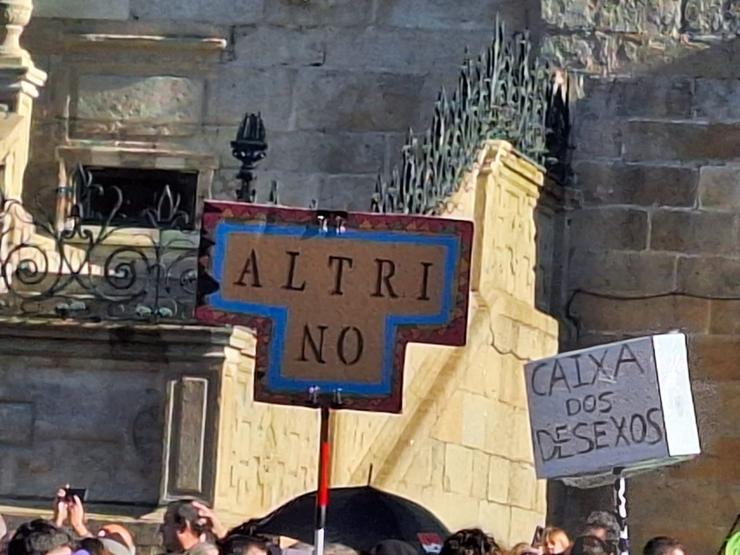 Cartaz contra Altri na manifestación de Compostela 