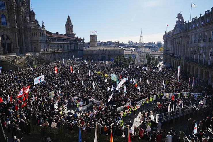 Miles de persoas durante unha nova protesta contra a empresa de celulosa Alti en Santiago de Compostela 