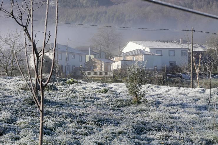 Céspede xeado en Becerreá, onde a temperatura caeu ata os -5ªC 