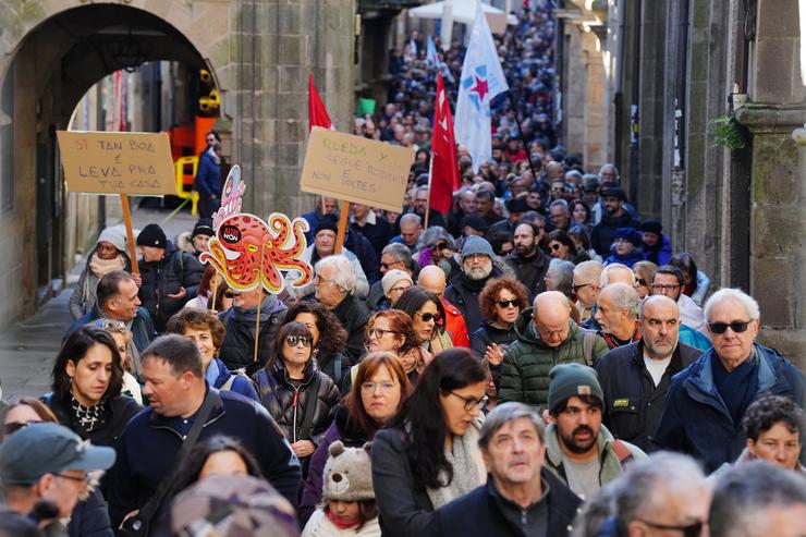 Centos de persoas durante unha nova protesta contra a empresa de celulosa Altri, a 15 de decembro de 2024, en Santiago de Compostela, A Coruña, Galicia (España). Hoxe ten lugar unha nova mobilización ao berro de ?Altri non? en contra do proxecto indu. Álvaro Ballesteros - Europa Press 