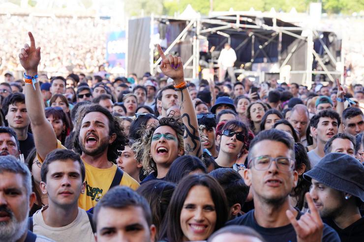 Varias persoas de público durante o arranque do festival O Son do Camiño no Monte do Gozo, a 30 de maio de 2024 / Álvaro Ballesteros - Arquivo