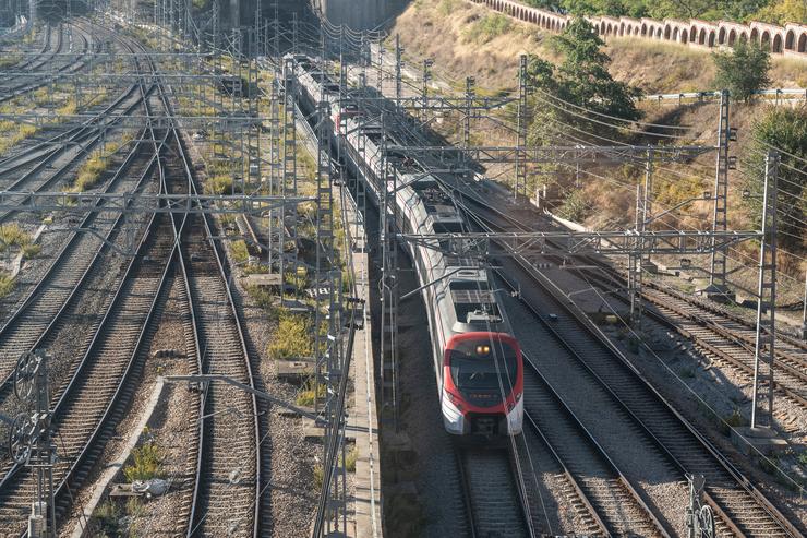 Un tren de proximidade chega á estación de tren de Chamartín 