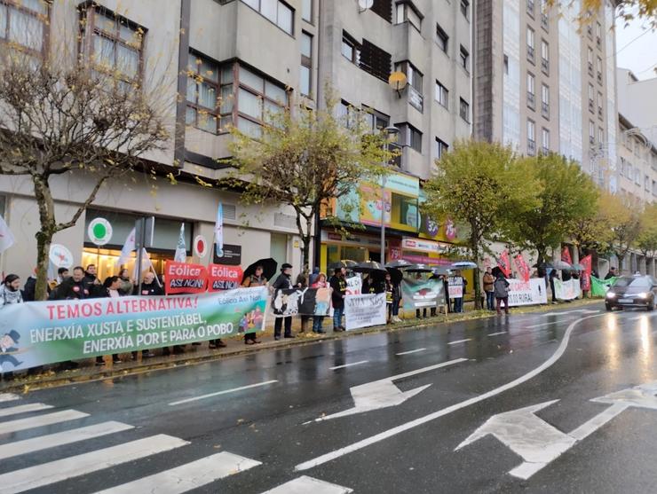 Concentración da plataforma 'Eólica Así Non' fronte ao Parlamento 