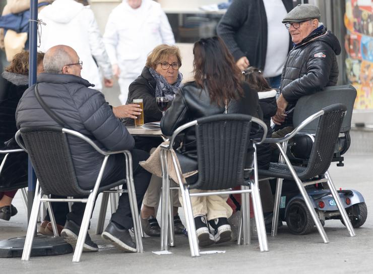 Varias persoas na terraza dun bar, a 4 de decembro de 2023, en Madrid 