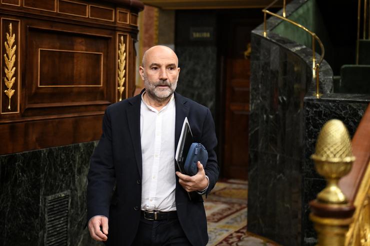 O deputado de BNG Néstor Rego, á súa chegada a unha sesión plenaria no Congreso dos Deputados, a 17 de decembro de 2024, en Madrid (España). O Pleno do Congreso arrinca esta tarde co debate de toma en consideración de dúas iniciativas legislati. Fernando Sánchez - Europa Press 