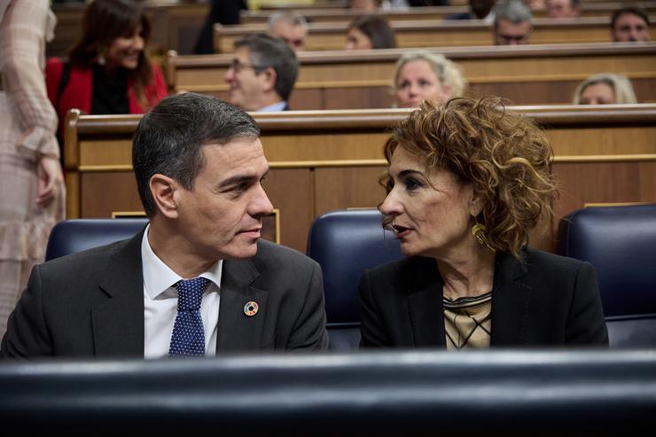 O presidente do Goberno, Pedro Sánchez e a vicepresidenta primeira e ministra de Facenda, María Jesús Montero, durante unha sesión de control ao Goberno, no Congreso dos Deputados, a 18 de decembro de 2024, en Madrid (España).. Jesús Hellín - Europa Press 