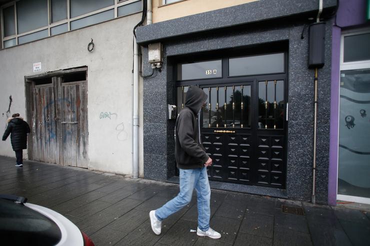 Portal da vivenda na que tiveron lugar os feitos, a 18 de decembro de 2024, en Viveiro, Lugo, Galicia (España). Un home matou á súa parella a coiteladas este mércores, 18 de decembro, no municipio lucense de Viveiro nun suposto ca. Carlos Castro - Europa Press