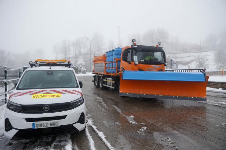 Unha máquina quitaneves retira a neve do asfalto, a 9 de decembro de 2024, en Pedrafita do Cebreiro 