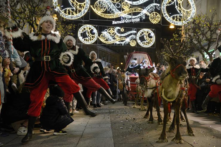 Desfile de Papá Noel con renos en Ourense. A 21 de decembro de 2024 