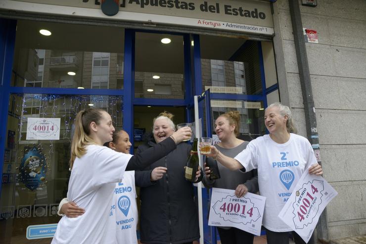 Empregados da administración La Fortuna situada na Avenida Celanova nº120 celebran que venderon parte do número 40014 correspondente ao Segundo Premio do Sorteo Extraordinario da Lotaría de Nadal 2024, a 22 de decembro de 2024, en Barbadás 