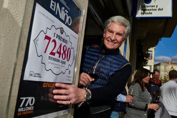 O dono da administración número 6 situada na rúa Muro de la Carmen, nº 4, Ángel Alda, celebra que venderon o número 72.480 correspondente ao Primeiro Premio do Sorteo Extraordinario da Lotaría de Nadal 2024, a 22 de decembro de 2024 