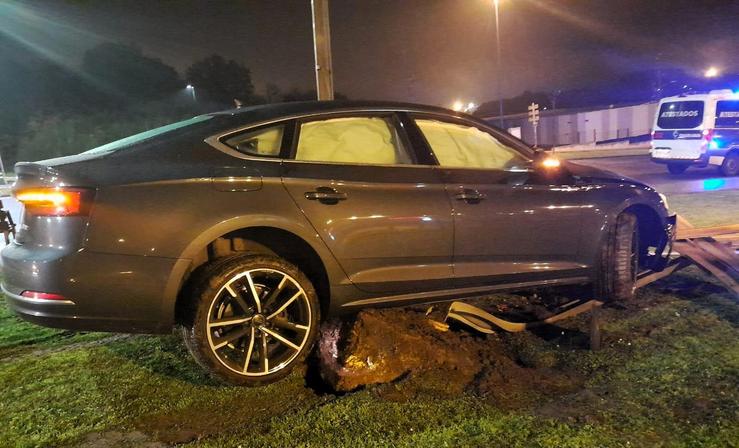 Coche accidentado en Lugo contra un sinal.. POLICÍA LOCAL / Europa Press