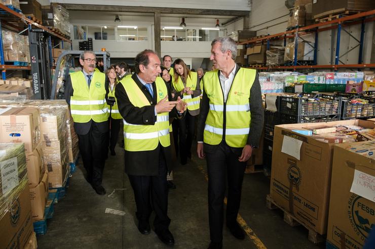 O presidente da Xunta, Alfonso Rueda, visita o Banco de Alimentos da Coruña. DAVID CABEZON @ XUNTA 