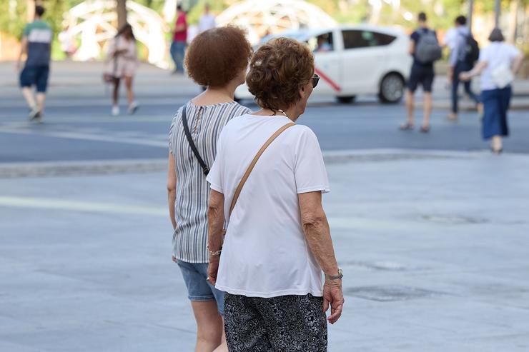 Dúas señoras maiores camiñan por unha rúa de Madrid, a 28 de agosto de 2024 