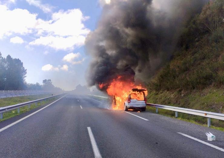 Vehículo ardendo na autovía A-52.. GARDA CIVIL 