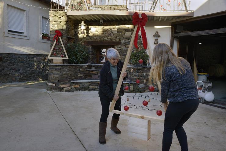 Varios veciños colocan a decoración do Nadal, a 23 de decembro de 2024, en Alvaredos, Quiroga, Lugo, Galicia (España).. Rosa Veiga - Europa Press / Europa Press