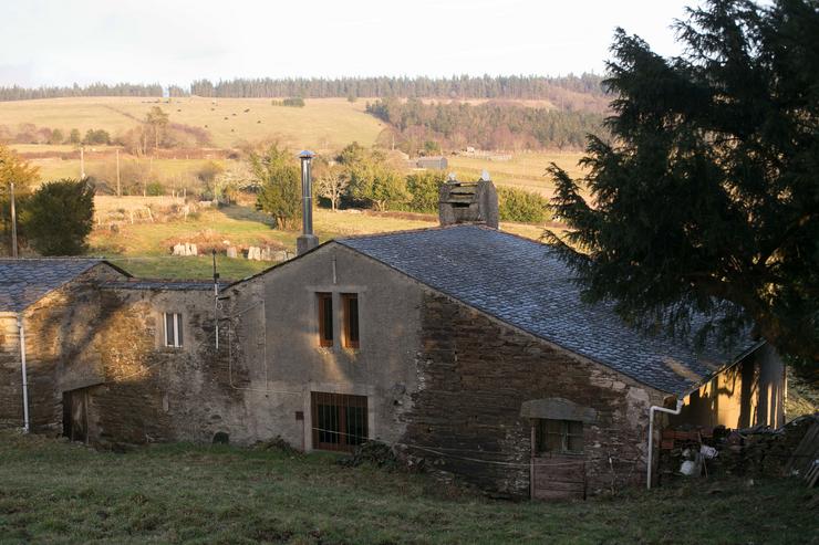 Arquivo - Unha vivenda da aldea de Río de Campos, abandonada desde hai máis de 10 anos, a 16 de febreiro de 2023, en Río de Campos, A Pontenova, Lugo, Galicia (España). Segundo datos do nomenclátor do Instituto Nacional de Estatística (Ine), hai 1.895 a. Carlos Castro - Europa Press - Arquivo 