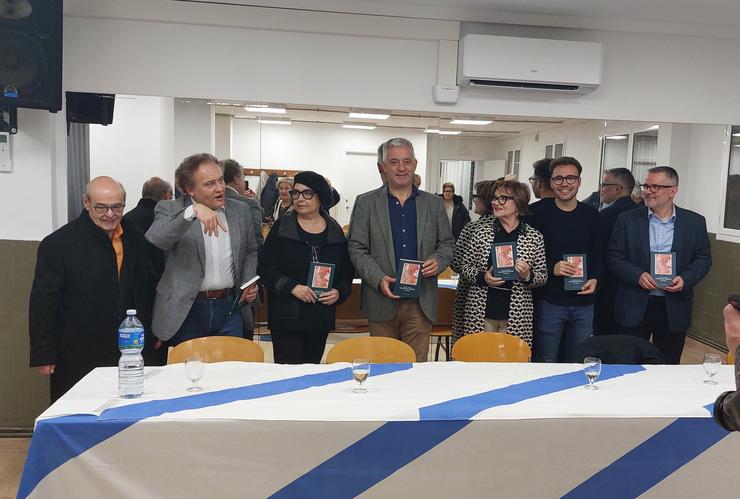 Valentín García co libro presentado. Foto: ACG Rosalía de Castro de Cornellà.