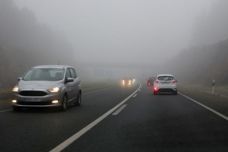 Varios coches con faros antinéboa acendidos nunha estrada con néboa debida ás xeadas polas baixas temperaturas de Monforte, a 26 de xaneiro de 2022, en Lugo 