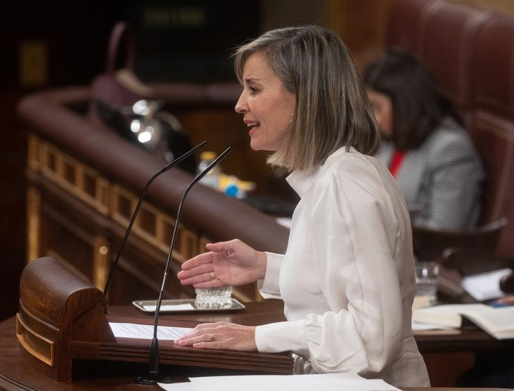 A portavoz de Sumar no Congreso, Verónica Martínez, intervén durante unha sesión plenaria, no Congreso dos Deputados, a 27 de novembro de 2024 